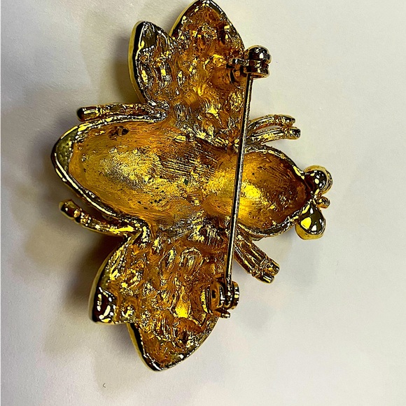 Vintage Canadian Bee Brooch with green eyes - 1” squared - Picture 4 of 4
